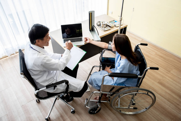 Doktor a pacient diskutovat, zatímco sedí v nemocnici - Fotografie, Obrázek