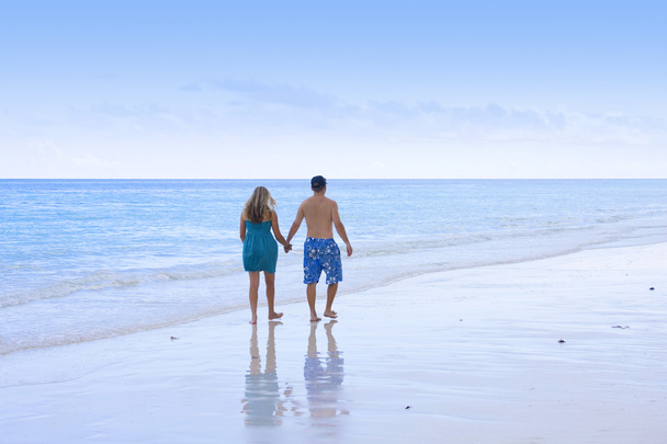 Couple Walking on the Beach - Foto, afbeelding