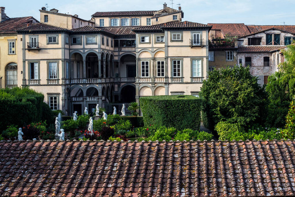 Lucca, Ιταλία - 9 Ιουλίου 2017: Άποψη του Pfanner Palace and Garden σε μια καλοκαιρινή μέρα - Φωτογραφία, εικόνα