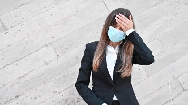Beteg, fiatal üzletasszony arcmaszkban, köhög a könyökébe. III női munkavállaló, akinek coronavirus influenza fertőzés tünete fogalom. - Felvétel, videó