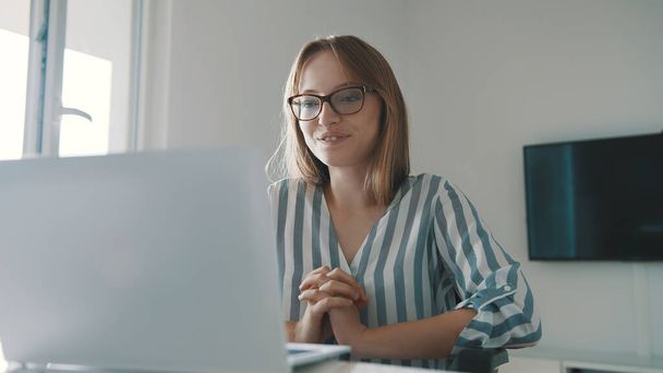 İnternette ders vermek için dizüstü bilgisayar kullanan beyaz kadın öğretmen. - Fotoğraf, Görsel