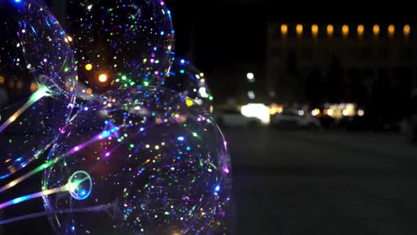 Palloncini con luci LED colorate sono venduti sulla strada notturna del centro storico turistico della città. - Filmati, video