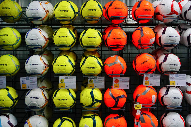 ULUBERIA, HOWRAH, WEST BENGAL / INDIA - 18TH MARCH 2018: Colorful balls are on display at Dechathlon S.A. store, world 's largest sporting goods retailer. Изображение редакции. - Фото, изображение