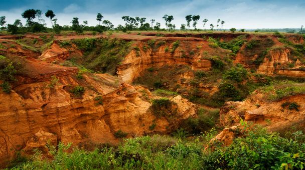 гонгоні, що називається "великий каньйон" західного бенгалію, ущелина червоної землі, Індія. - Фото, зображення