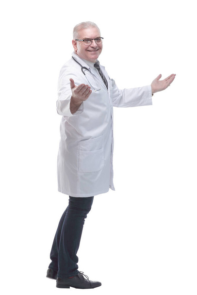 side view. friendly doctor standing near the white screen. - Foto, Imagen