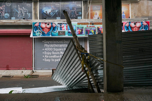 Хаура, Западная Бенгалия, Индия - 21 мая 2020 года: Супер циклон Амфан разрушил алюминиевые листы, используемые в недавно построенном здании. Простыни лежат на дороге в знак опустошения.. - Фото, изображение