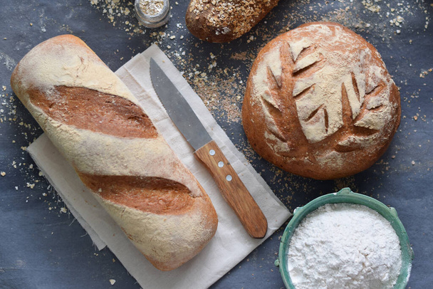 Chleb na każdą okazję, z mąki pełnoziarnistej lub białej. - Zdjęcie, obraz