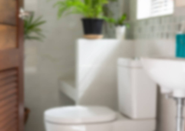 Banheiro branco moderno desfocado com palmeira e vaso sanitário no horário da manhã - Foto, Imagem