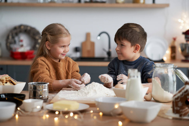 Crianças preparando pastelaria para biscoito de Natal - Foto, Imagem