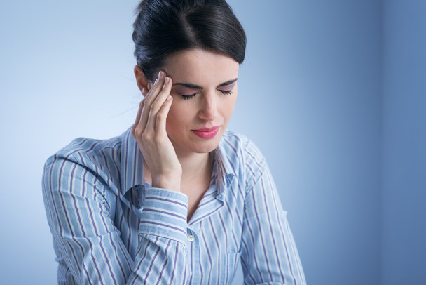 Mujer con dolor de cabeza - Foto, Imagen