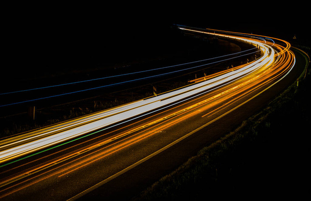 lumières de voitures en mouvement la nuit. longue exposition - Photo, image