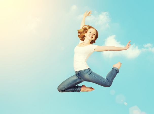 щаслива жінка стрибає в небі
 - Фото, зображення