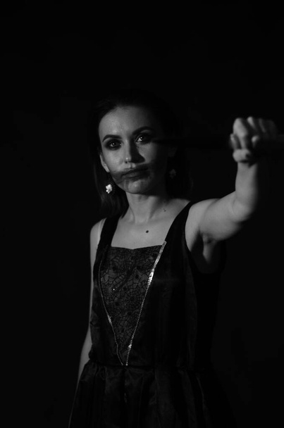 жінка з моторошним макіяжем позує на темному тлі, концепція Хеллоуїна
  - Фото, зображення