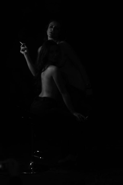 Seksi çıplak kadınlar, üstsüz göğüsler, siyah beyaz fotoğraf - Fotoğraf, Görsel