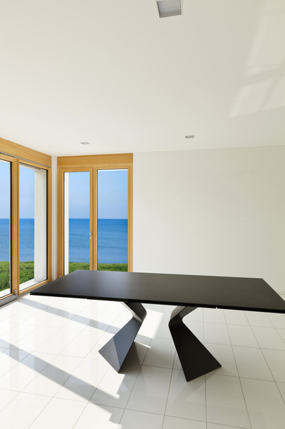 Interior da casa, janela panorâmica
 - Foto, Imagem