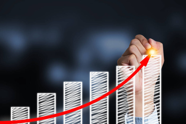 Podnikatel psaní zvýšit červenou šipku na sloupcový graf.Business investor koncept a růst zisku. - Fotografie, Obrázek