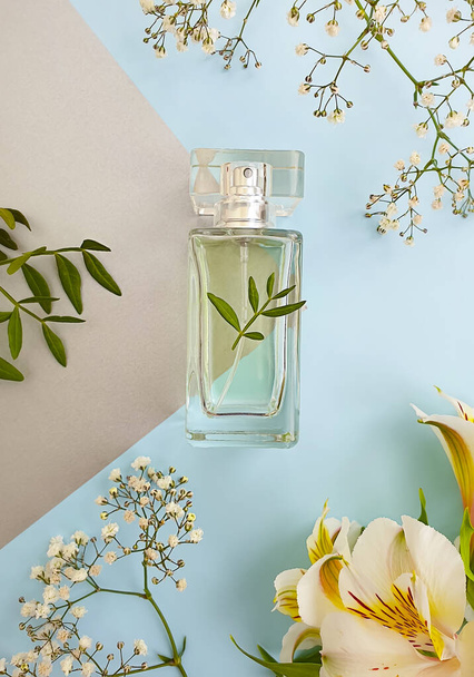 fles parfum bloem op gekleurde achtergrond - Foto, afbeelding