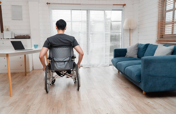 Ένας Ασιάτης ανάπηρος κάθεται σε μια αναπηρική καρέκλα είναι αγχωμένος και απογοητευμένος μετά από ένα αυτοκινητιστικό ατύχημα, η έννοια της αμέλειας και οι επιπτώσεις της μεθυσμένης οδήγησης - Φωτογραφία, εικόνα