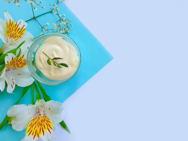 kosmetische Creme, Blume auf farbigem Hintergrund - Foto, Bild