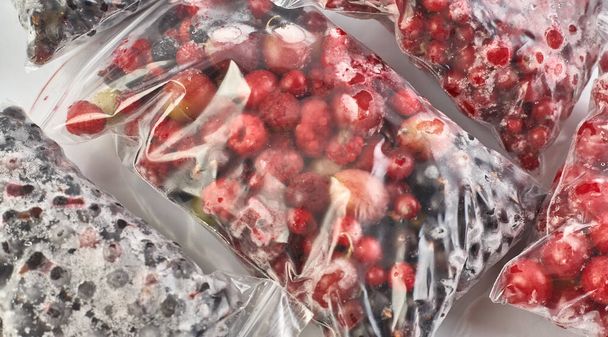 Fagyasztó bogyók télre. Műanyag zacskóba csomagolt fagyasztott bogyók. - Fotó, kép