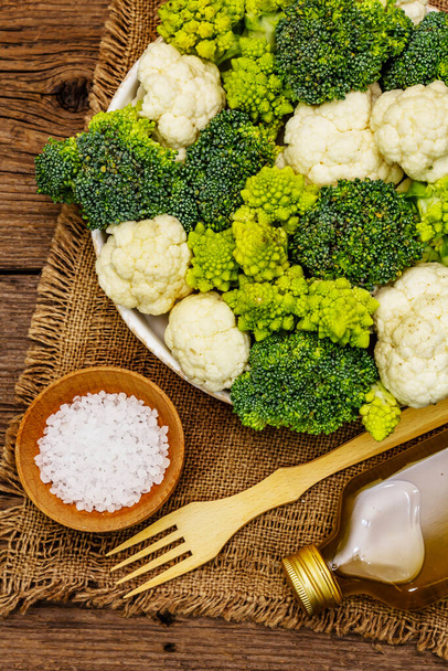 Brócolos variados, romanesco e couve-flor. Ingrediente maduro fresco para alimentos saudáveis. Velhas tábuas de madeira fundo, close-up - Foto, Imagem