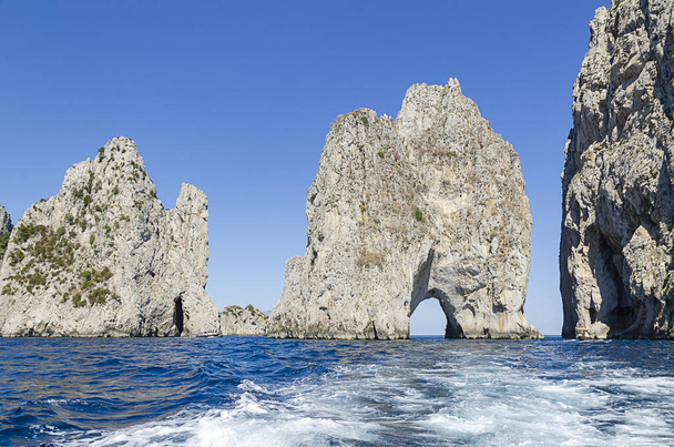 Il faraglioni, rock formation in Capri - Zdjęcie, obraz