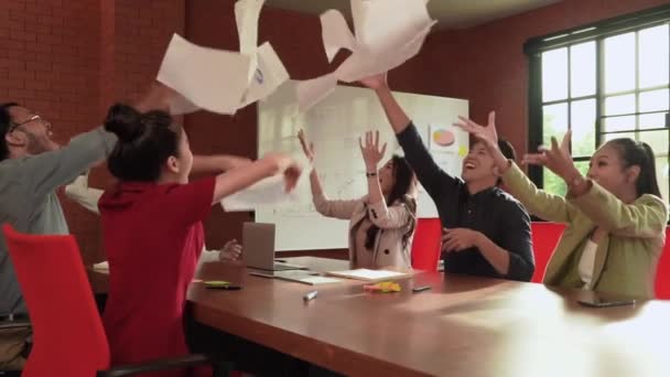 slow motion, Het business team gooit papier van vreugde, na het bereiken van de wil van het team - Video