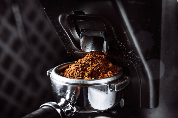 Darált pörkölt kávé a szűrőtartóban kávéfőző gépben történő főzéshez - Fotó, kép