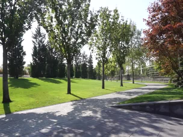 lieu - Russie, territoire de Krasnodar. La région du tourisme, des montagnes et des villes.Galitsky Park est une zone de parc moderne et magnifique dans le centre de la capitale du sud de Krasnodar. - Séquence, vidéo