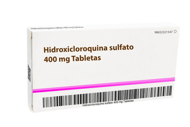 Pudełko zawierające tabletki siarczanu hydroksychlorochiny 400 mg (charakterystyka artystyczna). Tekst w języku hiszpańskim (Hidroxicloroquina sulfato 400 mg Tabletas) oznacza, że tabletki siarczanu hydroksychlorochiny 400 mg - Zdjęcie, obraz