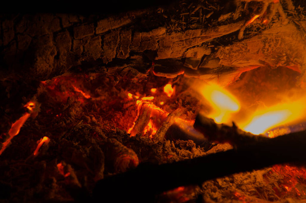 embers burn down in a hardwood fire. - Foto, afbeelding