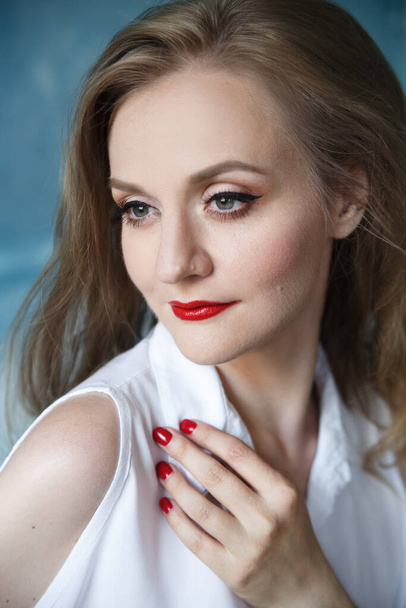 Portrait of a beautiful stylish woman with bright makeup. - 写真・画像