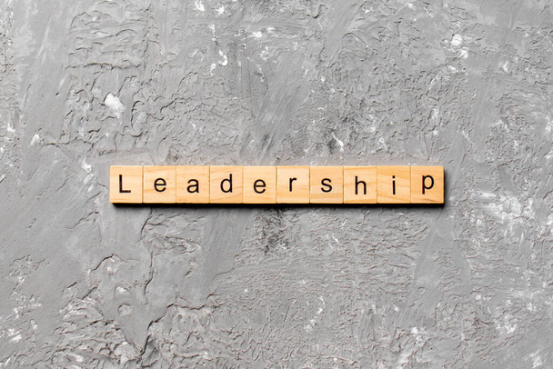 LEADERSHIP word written on wood block. LEADERSHIP text on table, concept. - Valokuva, kuva