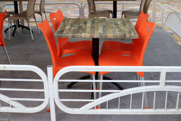 chaises et tables dans un café non fonctionnel, fermé pendant la pandémie Covid-19  - Photo, image