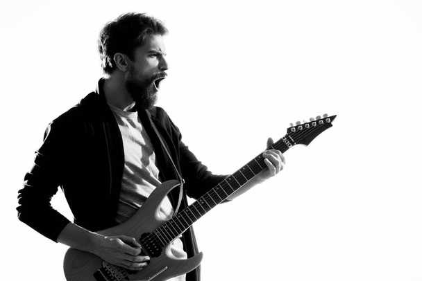 Άντρας μουσικός με κιθάρα ροκ σταρ εκτελεί ψυχαγωγικό πρόγραμμα - Φωτογραφία, εικόνα