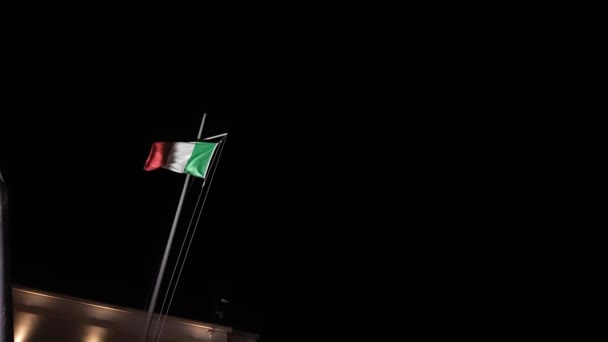 Itálie Národní vlajkové město v noci mává proti větru - Záběry, video