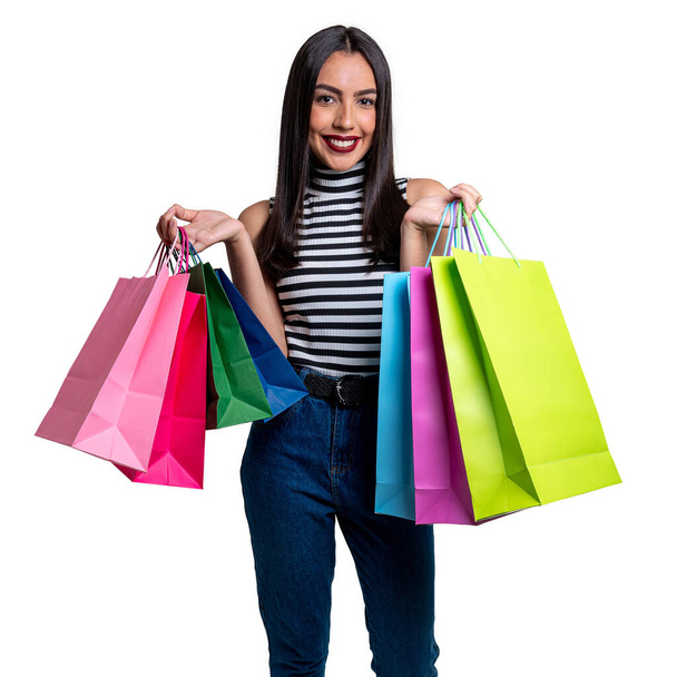 Mulher sorridente segurando sacos de compras, isolado em um fundo branco. - Foto, Imagem