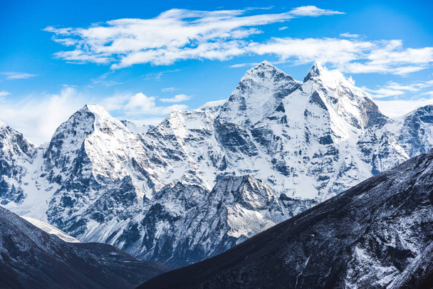 Ama Dablam widok na góry z drogi do obozu bazowego Everest. Park Narodowy Sagarmatha, Nepal - Zdjęcie, obraz
