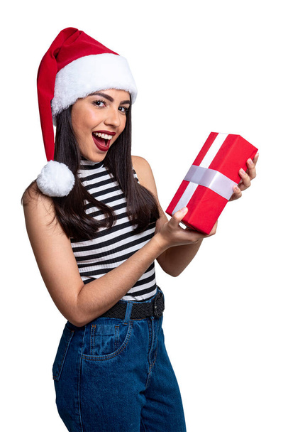 Женщина Санта-Клауса держит подарок, изолированный на белом фоне. - Фото, изображение