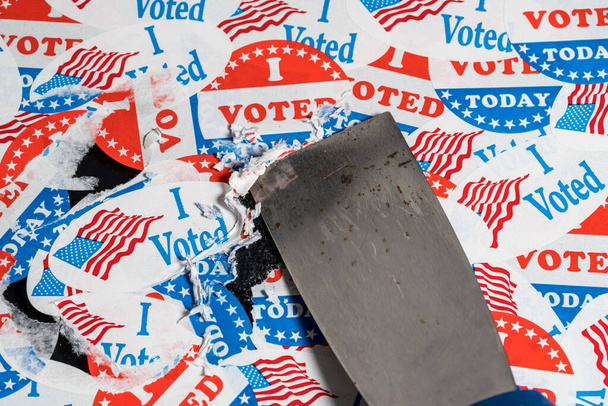 Zestaw plakietek wyborczych przyklejonych do szyby i usuwanych po wyborach - Zdjęcie, obraz