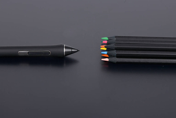 Detailní grafický design digitalizované pero a vícebarevné pero na pozadí tablety. Fotografie s vysokým rozlišením. - Fotografie, Obrázek