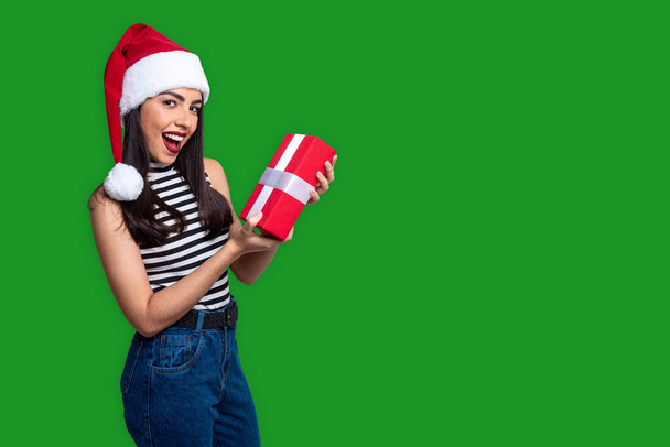 Santa Claus žena drží dárek, izolované na pozadí s prostorem pro kopírování. - Fotografie, Obrázek