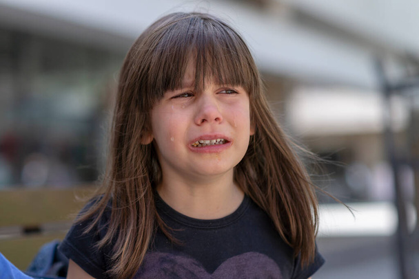 schattig klein meisje huilen  - Foto, afbeelding
