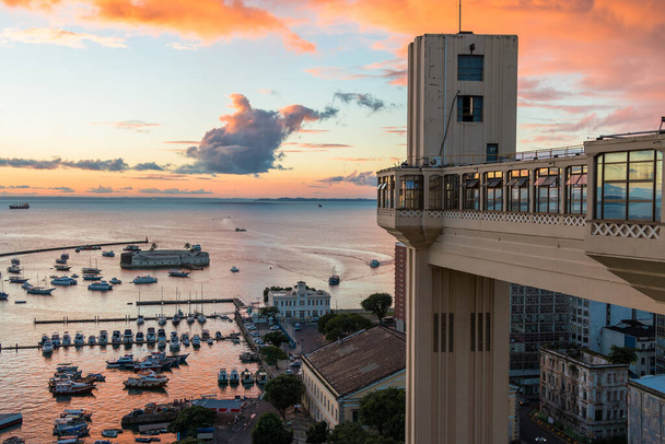 Výhled na západ slunce z výtahu Lacerda v historickém centru Salvadoru, Bahia, Brazílie - Fotografie, Obrázek