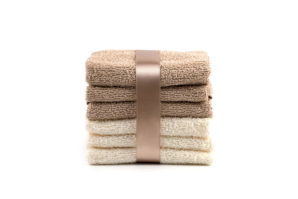 Set de toallas Terry de color blanco y marrón claro sobre fondo blanco. - Foto, imagen