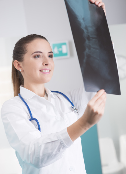 Mujer médico comprobación de imagen de rayos X
 - Foto, Imagen