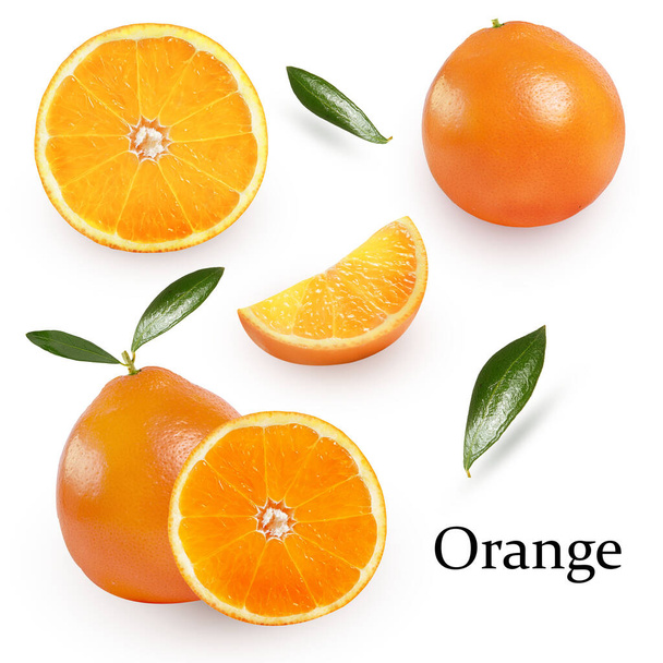 πορτοκάλια με πράσινα φύλλα σε λευκό φόντο - Φωτογραφία, εικόνα