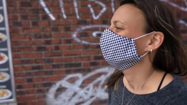 落ち込んだ若い女性歩くマスクを身に着けている - 映像、動画