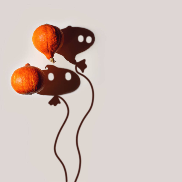 Pumpkins and their shadows are like balloons on a thread. Halloween concept - 写真・画像