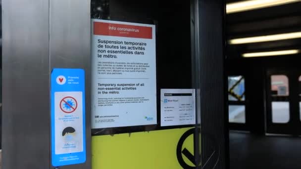 Covid-19-Informationshinweis am Eingang zur U-Bahn - Filmmaterial, Video